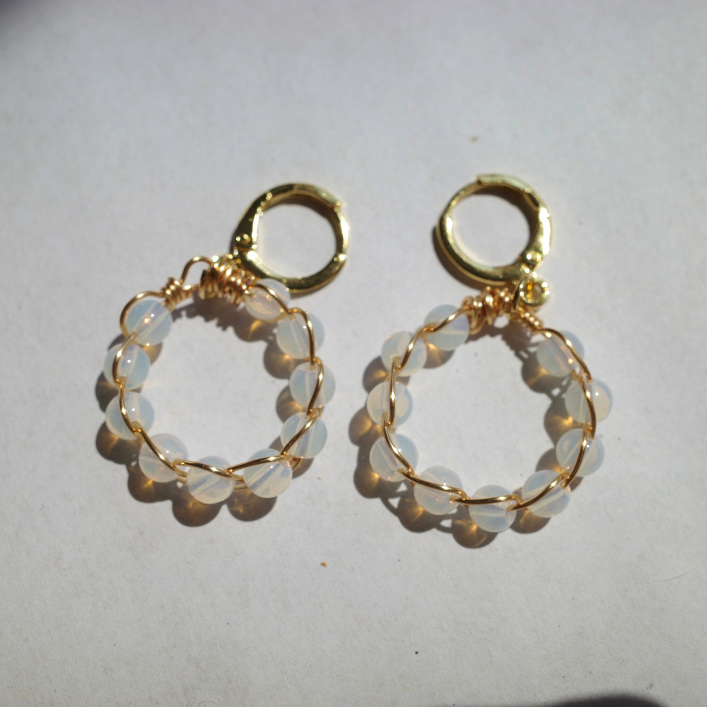 シンセティックオパール人工石ゆらゆらフープピアス