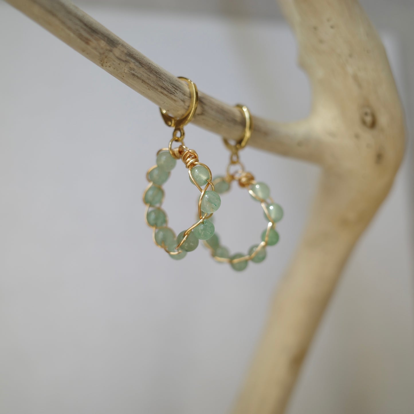 翡翠天然石ゆらゆらフープピアス