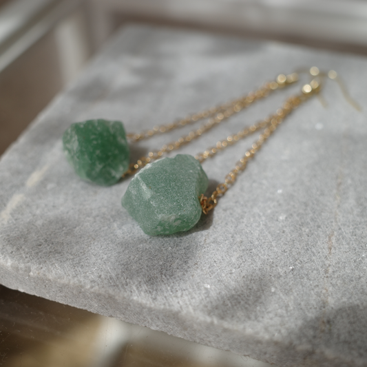 グリーンアベンチュリン 天然石ラフロックピアス〈1点もの〉