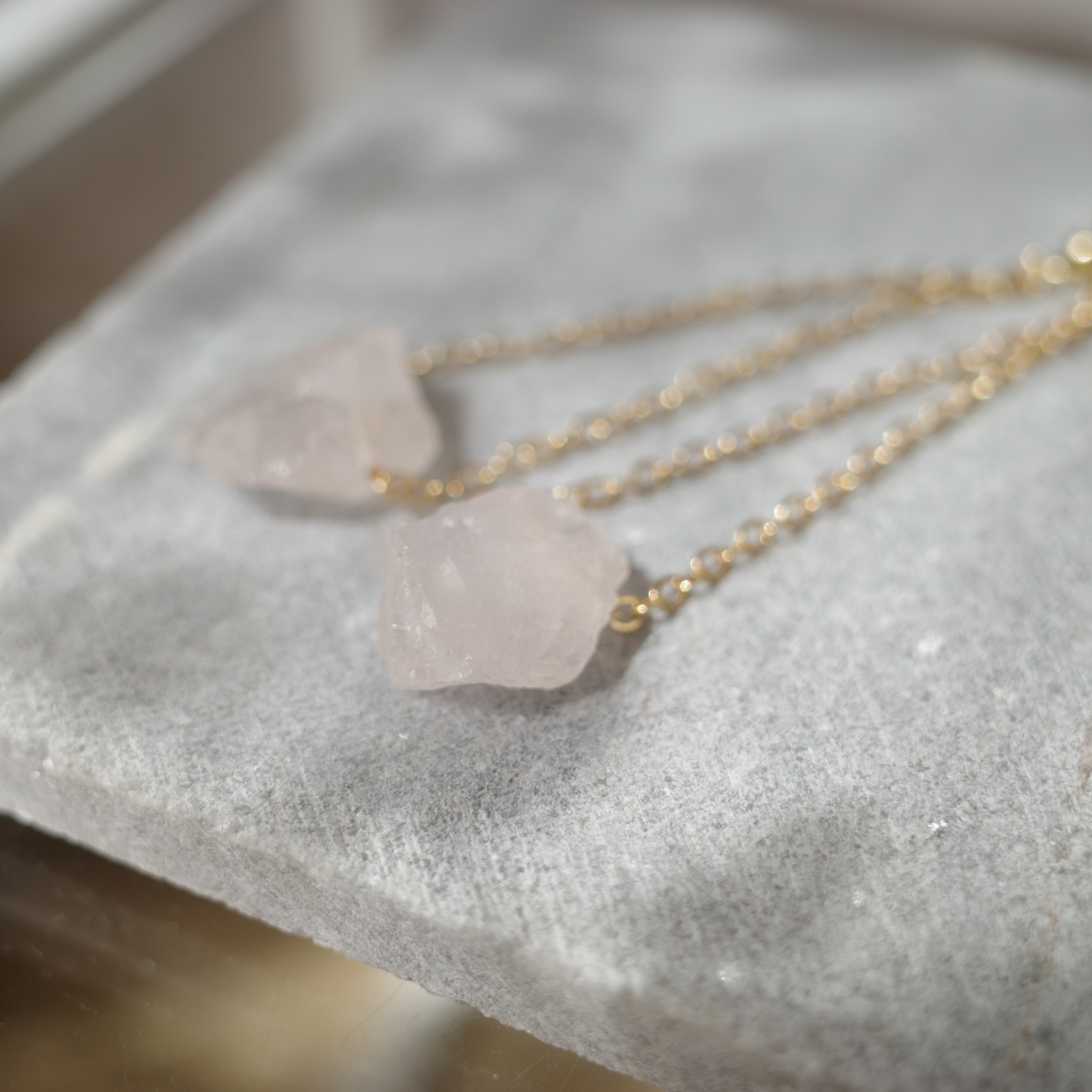 ローズクォーツ 天然石ラフロックピアス〈1点もの〉