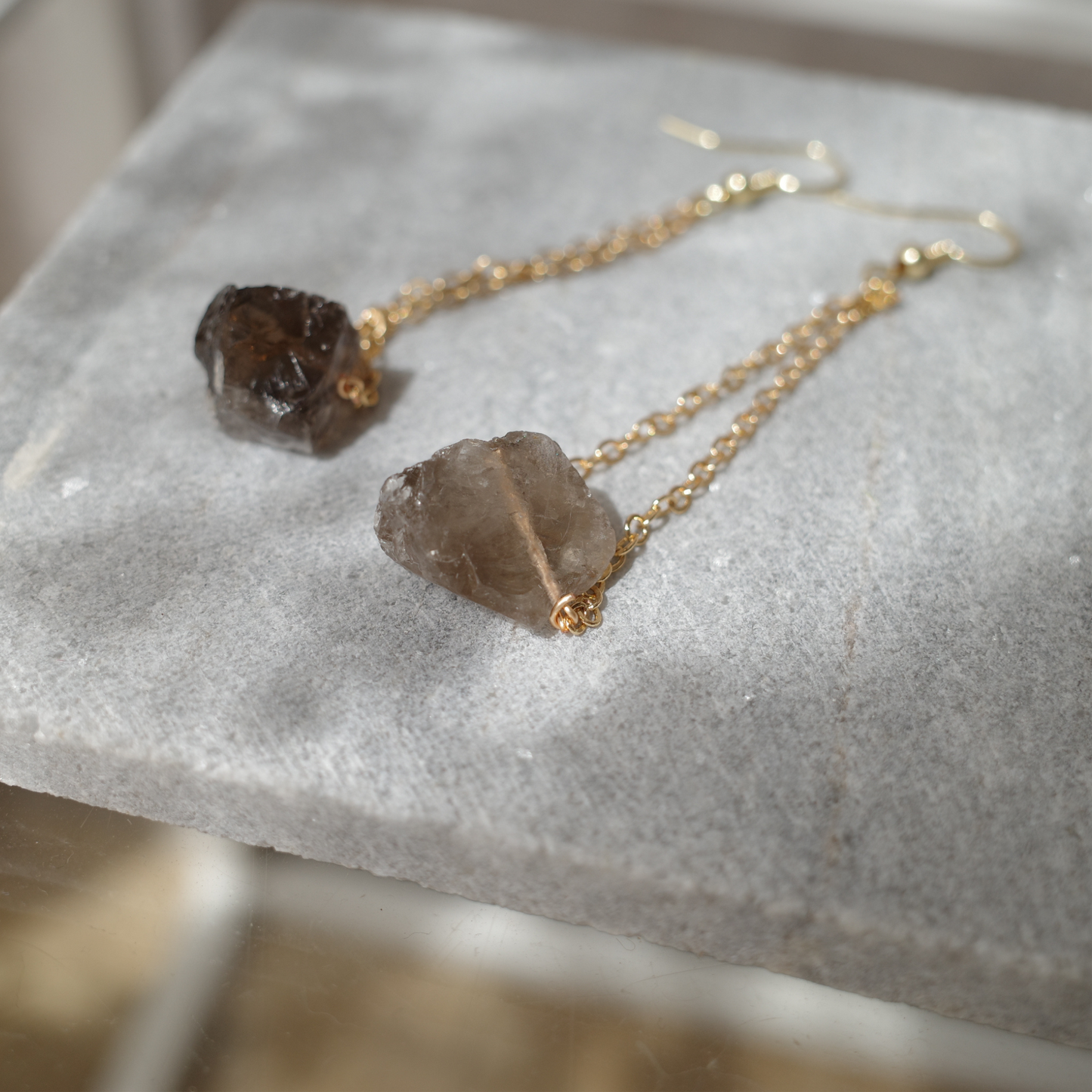 スモーキークォーツ天然石ラフロックピアス〈1点もの〉