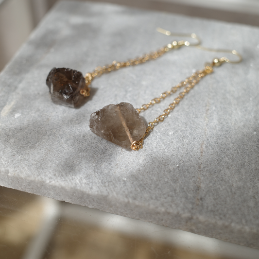 スモーキークォーツ天然石ラフロックピアス〈1点もの〉