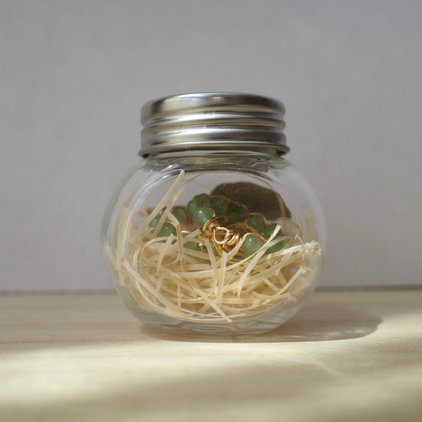 翡翠天然石ゆらゆらフープピアス