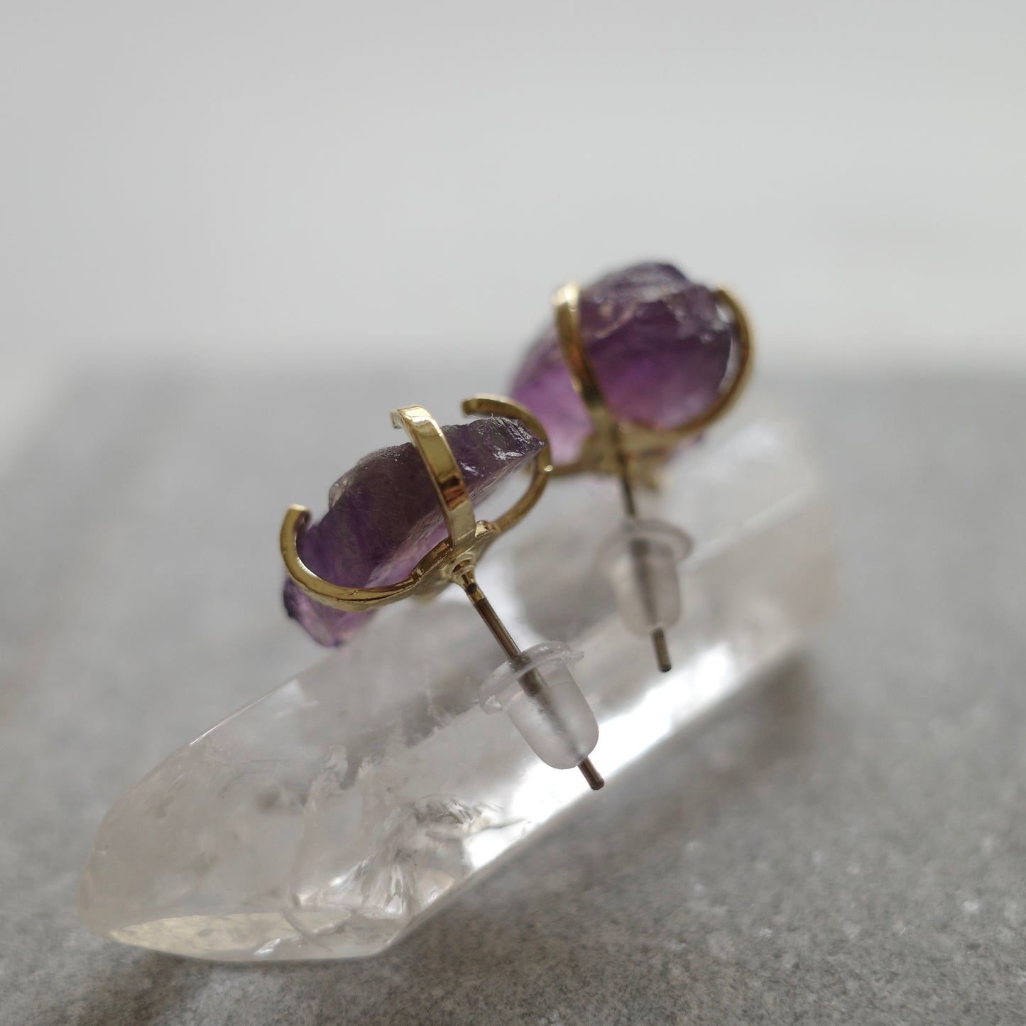 アメジストワイルドラフロック1粒ピアス〈1点もの〉