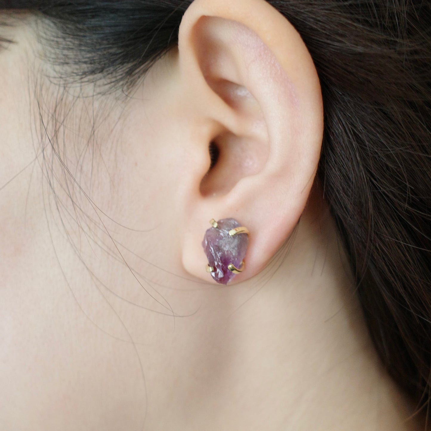 アメジストワイルドラフロック1粒ピアス〈1点もの〉