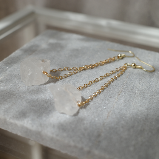 水晶天然石ラフロックピアス〈1点もの〉